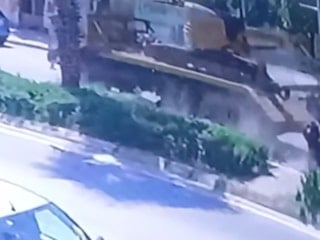 İzmir'de refüjden geçmeye çalışan motosiklete kamyon çarptı