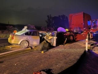 Adana'da otomobilin tıra çarptığı kazada 2 kişi yaşamını yitirdi