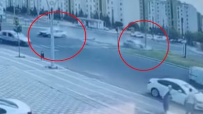 Diyarbakır'da otomobillerin çarpıştığı kaza kamerada: 2 yaralı