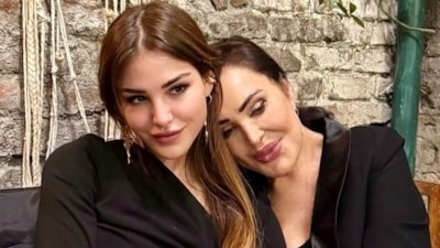 Yıllar öncesinin pozu! Yağmur Ünal, annesi Türkan Şoray'ın kucağında poz verdi