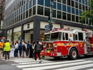 New York'ta gökdelende kolon alarmı: Yüzlerce kişi tahliye edildi