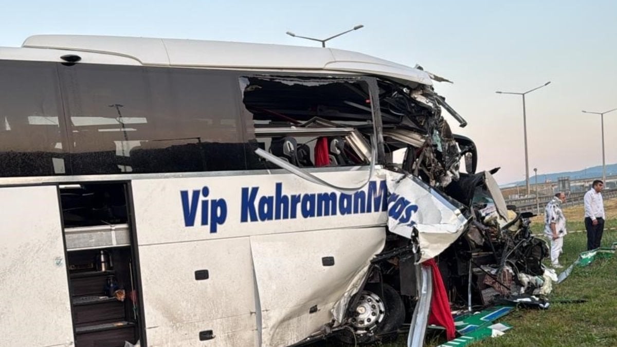 TEM Otoyolu'nda yolcu otobüsü kaza yaptı
