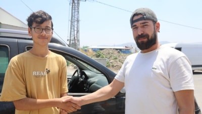 Hatay'da araçta unutulan telefonu sahibine ulaştırdı