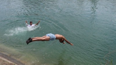 Adana'da sıcak hava bunalttı: Çocuklar sulama kanallarında yüzdü