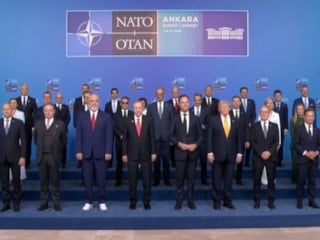 NATO Zirvesi'nde aile fotoğrafı çektirildi