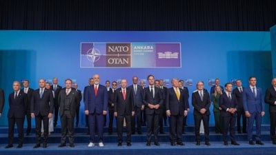 NATO Zirvesi'nde aile fotoğrafı çektirildi