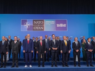 NATO Zirvesi'nde aile fotoğrafı çektirildi