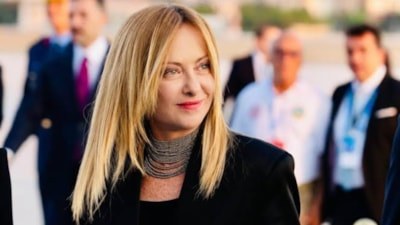 Tarzıyla NATO'ya damga vurdu! Meloni'nin bir de gençliğine bakın