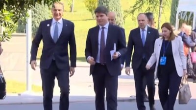 Dün mehterle karşılanan Miçotakis'in bugün sergilediği hareketler gündem oldu