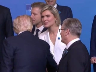 Trump yalnızca İzlanda Başbakanı ile tokalaştı