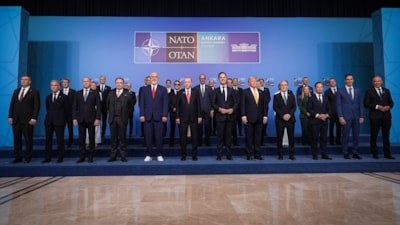 Trump yalnızca İzlanda Başbakanı ile tokalaştı