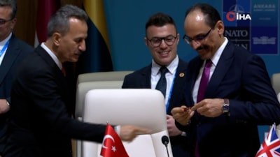 Cumhurbaşkanı Erdoğan'ın masasındaki kalem NATO Zirvesi'nde ilgi odağı oldu