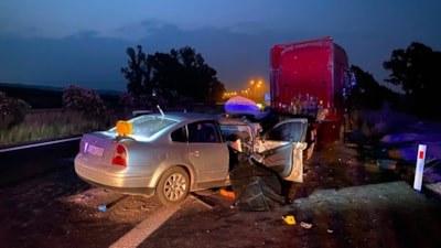 Adana'da tıra çarpan otomobildeki sürücü öldü