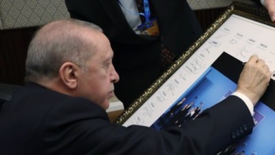 Cumhurbaşkanı Erdoğan, zirvedeki aile fotoğrafını imzaladı