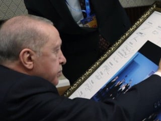 Cumhurbaşkanı Erdoğan, zirvedeki aile fotoğrafını imzaladı