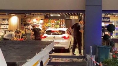 İstanbul'da akaryakıt istasyonundaki otomobil markete daldı