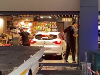 İstanbul'da akaryakıt istasyonundaki otomobil markete daldı
