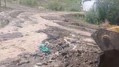 Erzurum'da sağanak: Taşkın duvarları çöktü, tarım arazileri sular altında kaldı
