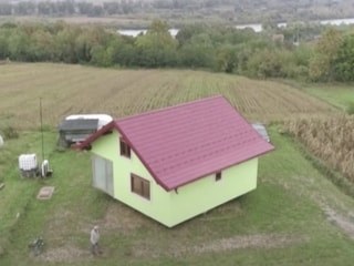 Eşinin şikayetinden bıktı, 360 derece dönen ev yaptı! Tek butonla manzarası değişiyor