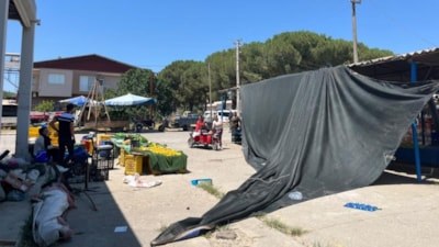 İzmir'de fırtına pazarı vurdu: Tezgahlar devrildi, vatandaşlar panikle kaçıştı