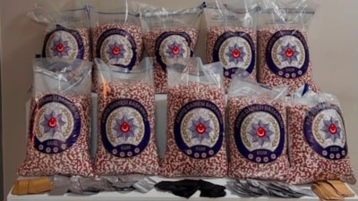 İzmir'de peş peşe uyuşturucu operasyonu: Taksi ve ev baskınında 280 bin hap ele geçirildi
