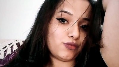 Adana'da yaya geçidinde 22 yaşındaki Ümmü'ye çarptı