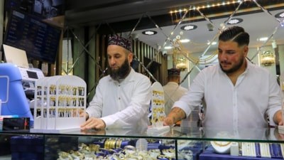 İzmir'de yanlışlıkla atılan 400 bin TL çöp konteynerinden çıktı