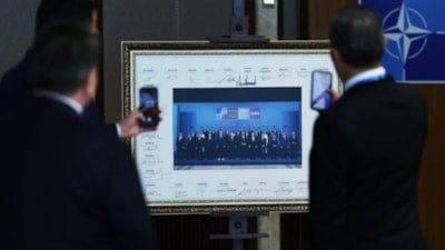 NATO liderleri aile fotoğrafının yer aldığı tabloyu imzaladı