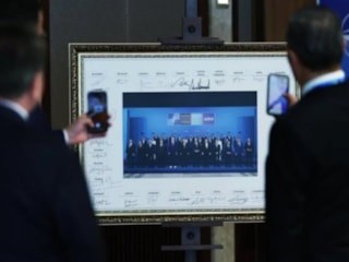 NATO liderleri aile fotoğrafının yer aldığı tabloyu imzaladı