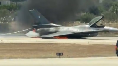 Yunan F-16’sı alevlere teslim oldu