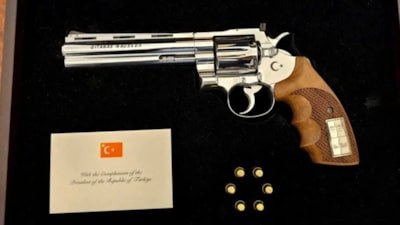 Cumhurbaşkanı Erdoğan'dan NATO liderlerine 'tabanca' hediyesi