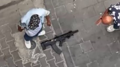 İzmir'de sokak ortasında tüfekle dehşet: 2 şüpheli yakalandı
