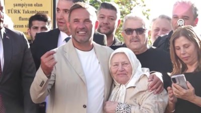 Okan Buruk annesiyle Galatasaraylı taraftarlara üçlü çektirdi