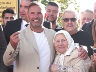 Okan Buruk annesiyle Galatasaraylı taraftarlara üçlü çektirdi