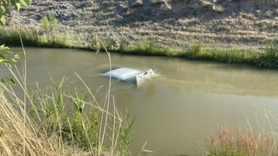 Erzincan'da sulama kanalına düşen otomobilin sürücüsü kurtarıldı