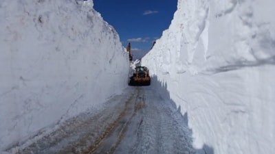 Hakkari'de temmuz ayında 7 metrelik kar tünelleri
