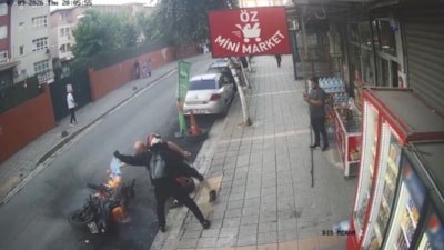 İstanbul'da yanan motosiklete, market önündeki su bidonlarıyla müdahale etti