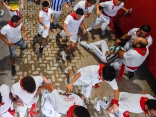 İspanya’da geleneksel boğa koşusu: 5 kişi yaralandı