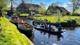Bu köye arabalar giremiyor, tekneyle geziliyor: Her yıl binlerce turist akın ediyor