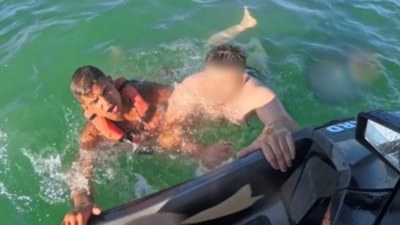 Sakarya'da can havliyle kurtarıldı: Sahilin ilerisine götür de rezil olmayalım