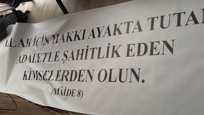 Anadolu Üniversitesi mezuniyet töreninde ayet yazılı pankarta müdahale