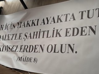 Anadolu Üniversitesi mezuniyet töreninde ayet yazılı pankarta müdahale