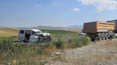 Muş'ta kamyon ile kamyonet çarpıştı: Dede ile toırunu can verdi