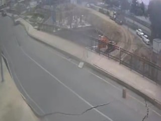 Rize’de yolun çökme anı güvenlik kamerasında