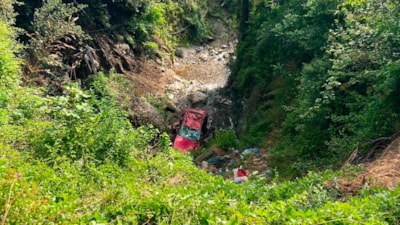 Hatay'da uçurumdan yuvarlanan otomobilin sürücüsü yaralandı