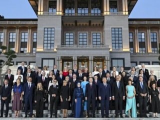 NATO Zirvesi’ne damga vuran Sütlü Nuriye: Darbe karşıtı tatlı
