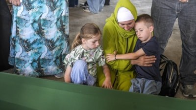 Srebrenitsa'da acı dinmiyor: Kimliği belirlenen 10 soykırım kurbanı 31 yıl sonra toprağa verilidi
