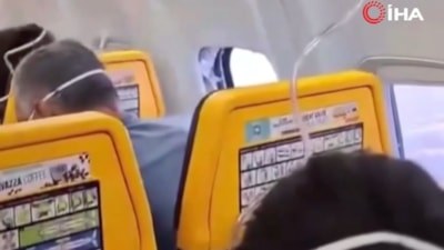 Havada korku dolu anlar: Uçağın camı kırıldı, yolcu dışarı çekildi