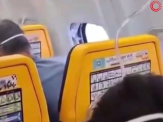 Havada korku dolu anlar: Uçağın camı kırıldı, yolcu dışarı çekildi