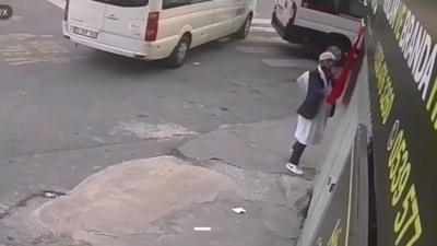 İstanbul'da Türk bayrağını sökerek yere atan şüpheli yakalandı: Arada sırada kendimi kaybediyorum